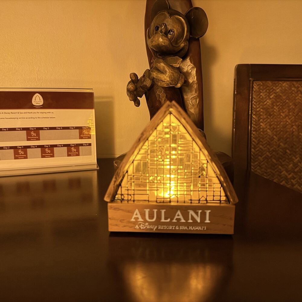 *New* Disney Aulani Hotel Resort Light Up Table Top Desk Decoration